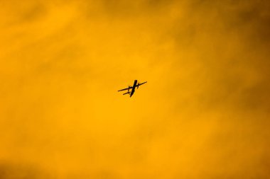 Uçak yolcu günbatımı zamanı arka plan ateş çıkar