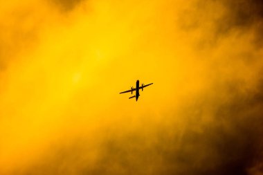 Uçak yolcu günbatımı zamanı arka plan ateş çıkar