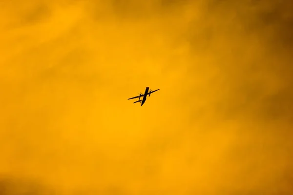 Самолёт Пассажир Взлетает Фоне Заката — стоковое фото