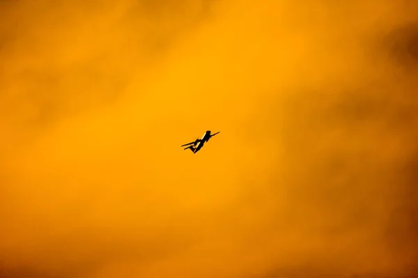 飞机乘客起飞射击在日落时间背景 — 图库照片