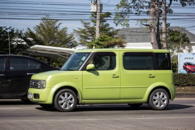 Chiangmai, Tayland - 4 Ocak 2019: Özel Nissan Cube Mini van. Chiangmai şehrine 8 km mesafedeki yol no.1001 8 km.