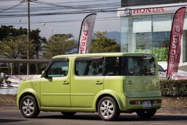 Chiangmai, Tayland - 4 Ocak 2019: Özel Nissan Cube Mini van. Chiangmai şehrine 8 km mesafedeki yol no.1001 8 km.