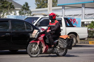 Chiangmai, Tayland - 4 Ocak 2019: Postacı ve Tayland yazının Motercycle. Fotoğrafa yol no.121 8 km şehir merkezine Chiangmai, Tayland.