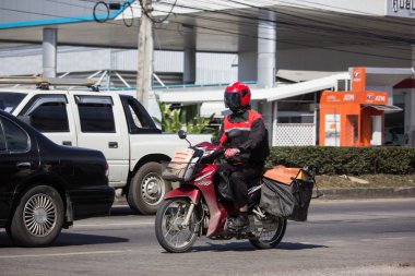 Chiangmai, Tayland - 4 Ocak 2019: Postacı ve Tayland yazının Motercycle. Fotoğrafa yol no.121 8 km şehir merkezine Chiangmai, Tayland.