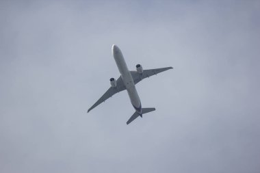 Chiangmai, Tayland - 5 Ocak 2019: Boeing 777-300, Tayland hava yolu Hs-Tku Tg103. Bangkok Suvarnabhumi için Tayland Chiangmai Havaalanı'ndan çıkar.