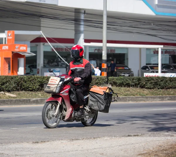Chiangmai, Tayland - 4 Ocak 2019: Postacı ve Tayland yazının Motercycle. Fotoğrafa yol no.121 8 km şehir merkezine Chiangmai, Tayland.