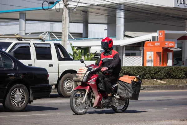 Chiangmai, Tayland - 4 Ocak 2019: Postacı ve Tayland yazının Motercycle. Fotoğrafa yol no.121 8 km şehir merkezine Chiangmai, Tayland.