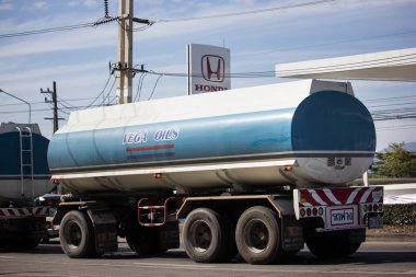 Chiangmai, Tayland - 4 Ocak 2019: Petrol kamyon Vega petrol taşıma şirketi. Fotoğrafa yol no.1001 8 km şehir merkezine, Tayland.