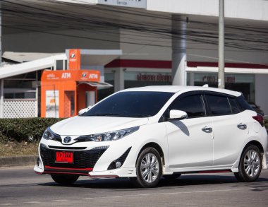 Chiangmai, Tayland - 4 Ocak 2019: Özel araç toyota Yaris Hatchback Eko Kiralık. Fotoğraf Road'da yok 121 hakkında 8 km şehir merkezine Chiangmai Tayland.