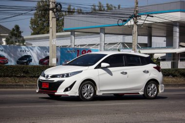 Chiangmai, Tayland - 4 Ocak 2019: Özel araç toyota Yaris Hatchback Eko Kiralık. Fotoğraf Road'da yok 121 hakkında 8 km şehir merkezine Chiangmai Tayland.