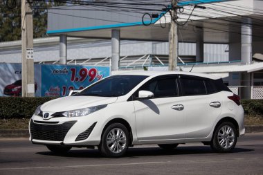 Chiangmai, Tayland - 4 Ocak 2019: Özel araç toyota Yaris Hatchback Eko Kiralık. Fotoğraf Road'da yok 121 hakkında 8 km şehir merkezine Chiangmai Tayland.