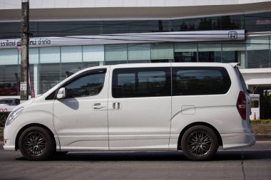 Chiangmai, Tayland - 4 Ocak 2019: Özel lüks Van Hyundai Kore. Hyundai H1. Yol no.1001, Chiangmai şehir merkezine 8 km.