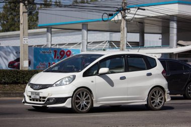 Chiangmai, Tayland - 4 Ocak 2019: Özel şehir araba Honda Jazz. 5 kapı hatchback otomobil. Yol no.121 şehir merkezine Chiangmai Tayland hakkında 8 km, fotoğraf.