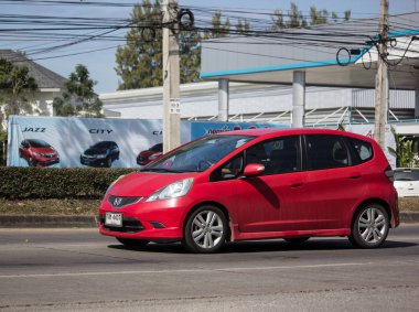 Chiangmai, Tayland - 4 Ocak 2019: Özel şehir araba Honda Jazz. 5 kapı hatchback otomobil. Yol no.121 şehir merkezine Chiangmai Tayland hakkında 8 km, fotoğraf.
