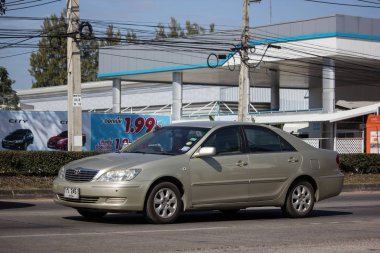 Chiangmai, Tayland - 4 Ocak 2019: Özel araba Toyota Camry. Yol no.1001 Chiangmai iş alanı 8 km.