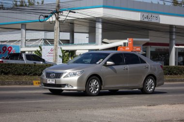 Chiangmai, Tayland - 4 Ocak 2019: Özel araba Toyota Camry. Yol no.1001 Chiangmai iş alanı 8 km.