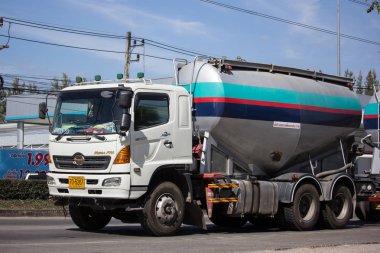 Chiangmai, Tayland - 4 Ocak 2019: Çimento kamyonu Nakhonsawan Tung Prasert şirketi. Fotoğrafa yol no.1001 8 km şehir merkezine, Tayland.
