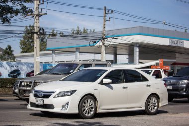 Chiangmai, Tayland - 4 Ocak 2019: Özel araba Toyota Camry. Yol no.1001 Chiangmai iş alanı 8 km.