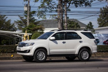 Chiangmai, Tayland - 4 Ocak 2019: Özel Toyota Fortuner Suv otomobil. Yol no.1001 Chiangmai şehir merkezine 8 km.