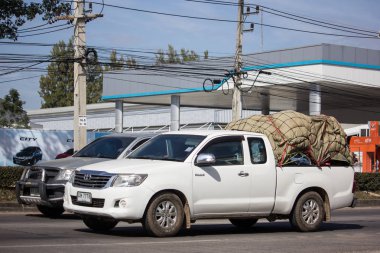 Chiangmai, Tayland - 4 Ocak 2019: Özel Toyota Hilux Vigo kamyonet. Yol no.1001 Chiangmai şehir merkezine 8 km.