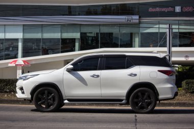 Chiangmai, Tayland - 4 Ocak 2019: Özel Toyota Fortuner Suv otomobil. Yol no.1001 Chiangmai şehir merkezine 8 km.