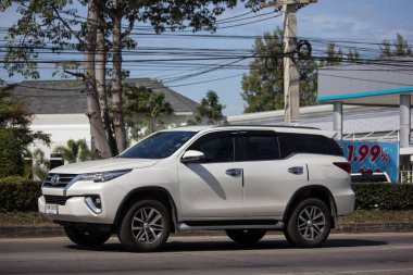 Chiangmai, Tayland - 4 Ocak 2019: Özel Toyota Fortuner Suv otomobil. Yol no.1001 Chiangmai şehir merkezine 8 km.
