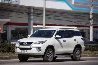 Chiangmai, Tayland - 4 Ocak 2019: Özel Toyota Fortuner Suv otomobil. Yol no.1001 Chiangmai şehir merkezine 8 km.