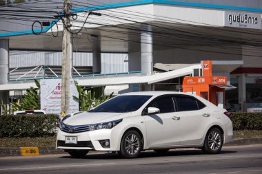 Chiangmai, Tayland - 4 Ocak 2019: Özel otomobil, Toyota Corolla Altis. Onbirinci nesil. Yol no.1001, Chiangmai şehir merkezine 8 km.