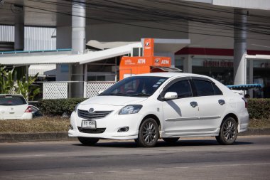 Chiangmai, Tayland - 4 Ocak 2019: Özel Sedan araba Toyota Vios. Yol no.1001 Chiangmai iş alanı 8 km.