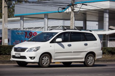 Chiangmai, Tayland - 4 Ocak 2019: Özel Mpv araç, Toyota Innova. Yol no.1001, Chiangmai iş alanı 8 km.