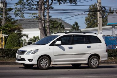 Chiangmai, Tayland - 4 Ocak 2019: Özel Mpv araç, Toyota Innova. Yol no.1001, Chiangmai iş alanı 8 km.