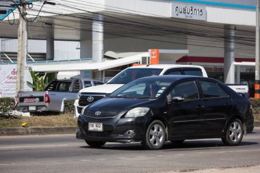 Chiangmai, Tayland - 4 Ocak 2019: Özel Sedan araba Toyota Vios. Yol no.1001 Chiangmai iş alanı 8 km.