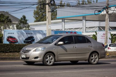 Chiangmai, Tayland - 4 Ocak 2019: Özel Sedan araba Toyota Vios. Yol no.1001 Chiangmai iş alanı 8 km.