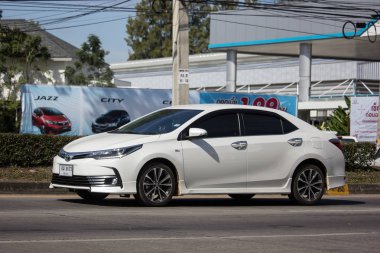 Chiangmai, Tayland - 4 Ocak 2019: Özel otomobil, Toyota Corolla Altis. Onbirinci nesil. Yol no.1001, Chiangmai şehir merkezine 8 km.