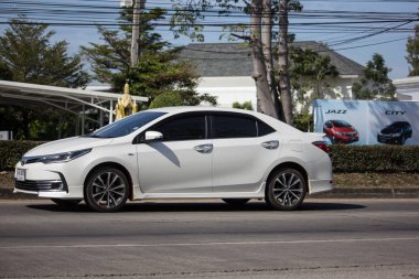 Chiangmai, Tayland - 4 Ocak 2019: Özel otomobil, Toyota Corolla Altis. Onbirinci nesil. Yol no.1001, Chiangmai şehir merkezine 8 km.