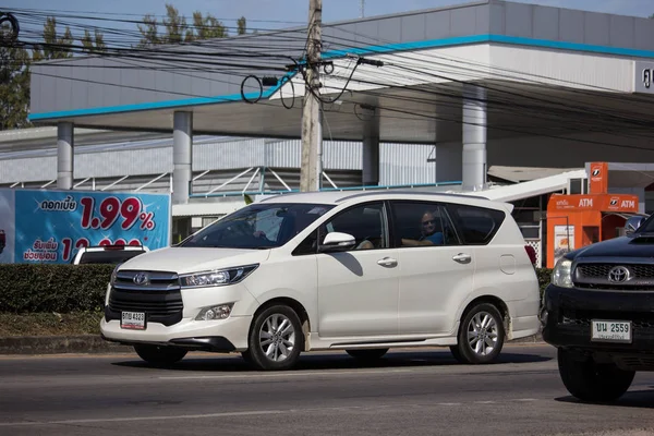 チェンマイ 2019 新しいトヨタ イノヴァ クリスタ 道路のプレミアム クロス オーバー Mpv 写真は — ストック写真