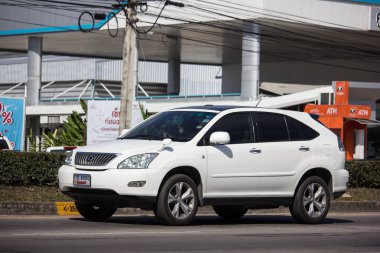 Chiangmai, Tayland - 4 Ocak 2019: Özel Suv araba Lexus Harrier. Yol no.1001, Chiangmai şehir merkezine 8 km.