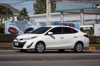 Chiangmai, Tayland - 4 Ocak 2019: Yeni özel Sedan araba toyota Yaris Ativ Eko Kiralık. Fotoğraf Road'da yok 121 hakkında 8 km şehir merkezine Chiangmai Tayland.