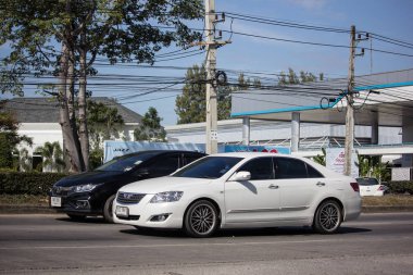 Chiangmai, Tayland - 4 Ocak 2019: Özel araba Toyota Camry. Yol no.1001 Chiangmai iş alanı 8 km.