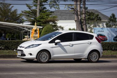 Chiangmai, Tayland - 14 Ocak 2019: Özel Sedan araba Ford Fiesta Amerikan araba motorlarının. Yol no.1001, Chiangmai şehir merkezine 8 km.