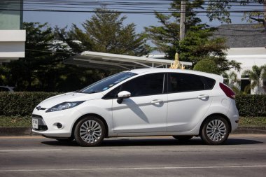 Chiangmai, Tayland - 14 Ocak 2019: Özel Sedan araba Ford Fiesta Amerikan araba motorlarının. Yol no.1001, Chiangmai şehir merkezine 8 km.