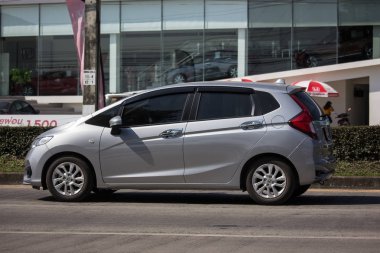 Chiangmai, Tayland - 14 Ocak 2019: Özel şehir araba Honda Jazz. 5 kapı hatchback otomobil. Yol no.121 şehir merkezine Chiangmai Tayland hakkında 8 km, fotoğraf.