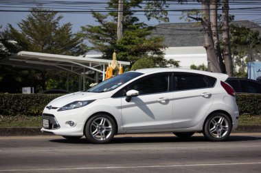 Chiangmai, Tayland - 14 Ocak 2019: Özel Sedan araba Ford Fiesta Amerikan araba motorlarının. Yol no.1001, Chiangmai şehir merkezine 8 km.
