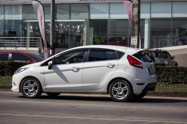 Chiangmai, Tayland - 14 Ocak 2019: Özel Sedan araba Ford Fiesta Amerikan araba motorlarının. Yol no.1001, Chiangmai şehir merkezine 8 km.
