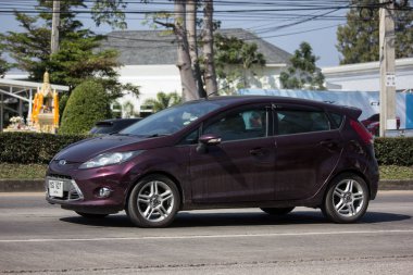 Chiangmai, Tayland - 14 Ocak 2019: Özel Sedan araba Ford Fiesta Amerikan araba motorlarının. Yol no.1001, Chiangmai şehir merkezine 8 km.