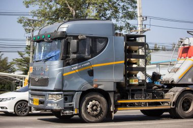 Chiangmai, Tayland - 14 Ocak 2019: Camc ve Cng tankı römork kamyon Rf şirketin. Yol no.1001.