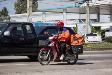 Chiangmai, Tayland - 14 Ocak 2019: Postacı ve Tayland yazının Motercycle. Fotoğrafa yol no.121 8 km şehir merkezine Chiangmai, Tayland.