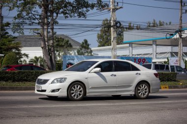 Chiangmai, Tayland - 14 Ocak 2019: Özel araba Toyota Camry. Yol no.1001 Chiangmai iş alanı 8 km.