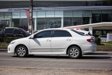 Chiangmai, Tayland - 14 Ocak 2019: Özel otomobil, Toyota Corolla Altis. Yol no.1001, Chiangmai şehir merkezine 8 km.