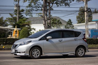 Chiangmai, Tayland - 14 Ocak 2019: Özel yeni Eko araba Nissan Note. Yol no.1001 Chiangmai şehir merkezine 8 km.